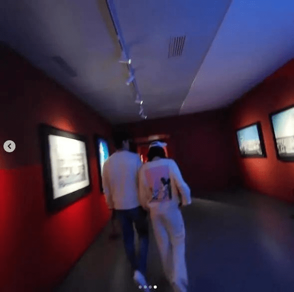 感觉 陈乔恩恋爱后颜值回春！一袭嫩黄色大衣太出彩，40岁大妈变少女