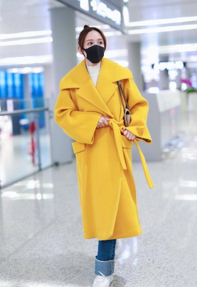 感觉 陈乔恩恋爱后颜值回春！一袭嫩黄色大衣太出彩，40岁大妈变少女