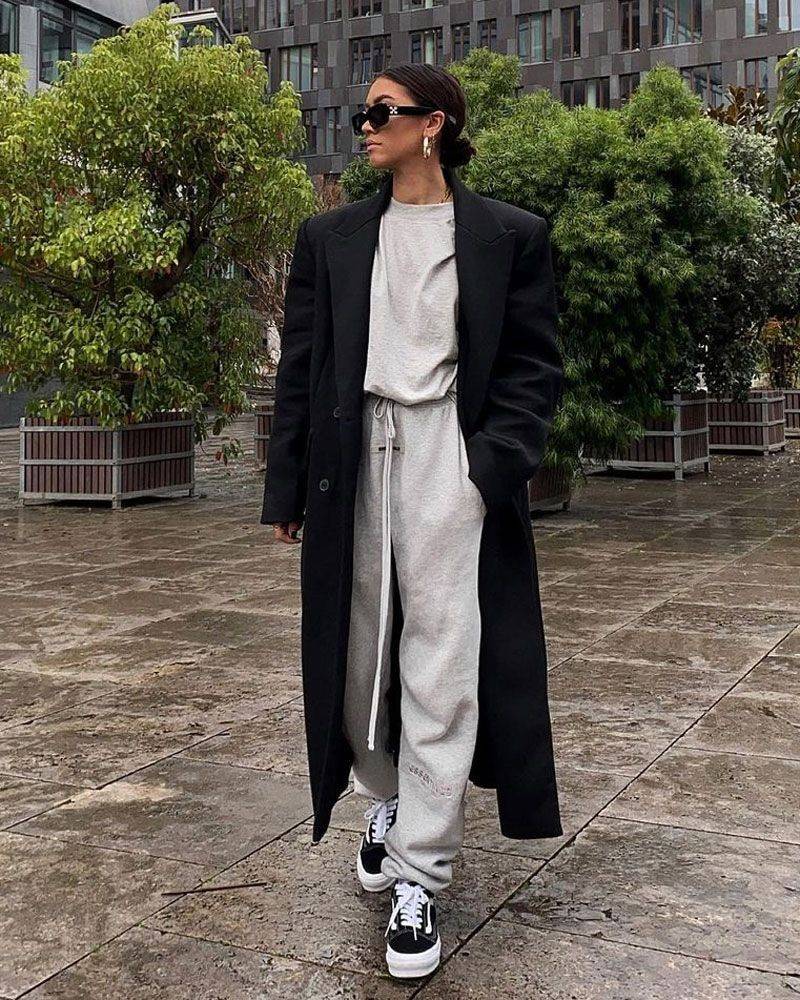 黑色 这个组合火了，“大衣+卫裤”混搭潮流风，这么穿年轻十岁不止