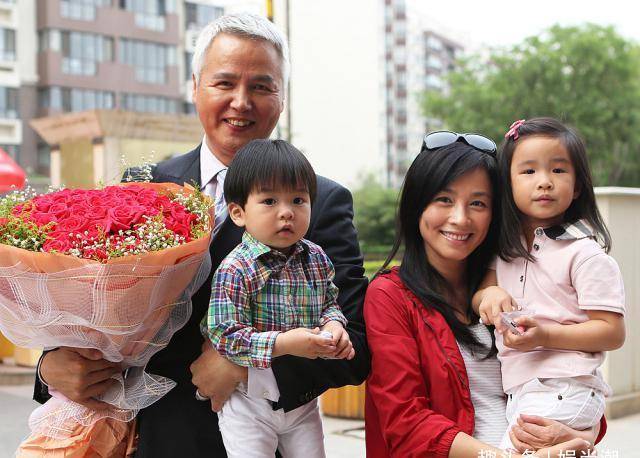 张庭晒一家近照，林瑞阳瘦身变帅，儿子罕出镜气质似偶像剧男主封面图