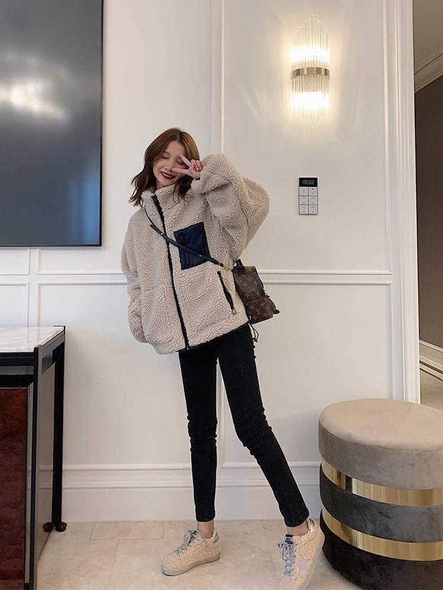 颜色 比大衣暖和，比羽绒服时尚，冬天的羊羔毛外套比想象更漂亮