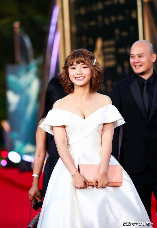 陈乔恩 海南岛电影节红毯，杨幂大秀美背，昆凌似黑天鹅，陈乔恩纱裙好仙