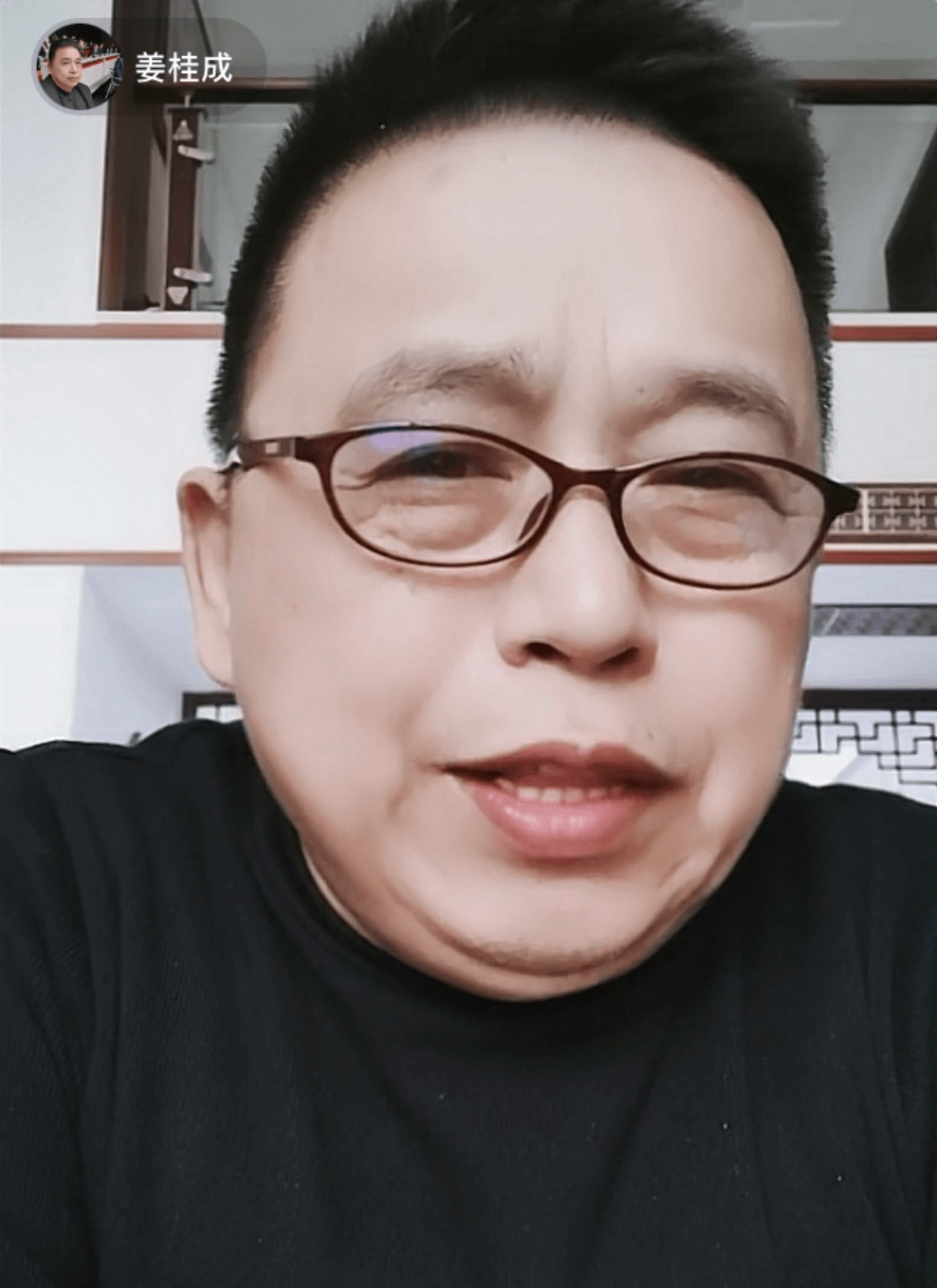 金牌评委姜桂成直播罕见发飙曾捧红大衣哥师承相声大师侯耀文