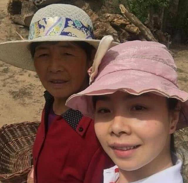 因为|她是国家一级演员，因房价太高回村生活，如今下地放牛成日常