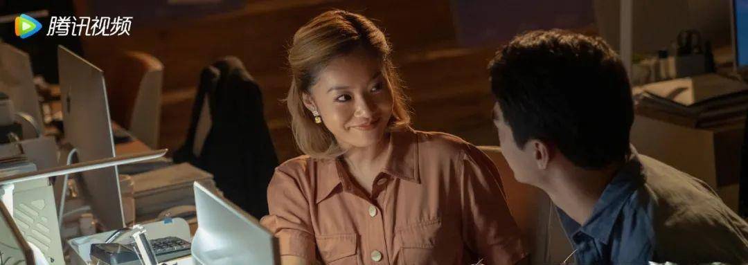 角色|一脚踩进蹲便池的女高管,五星好评