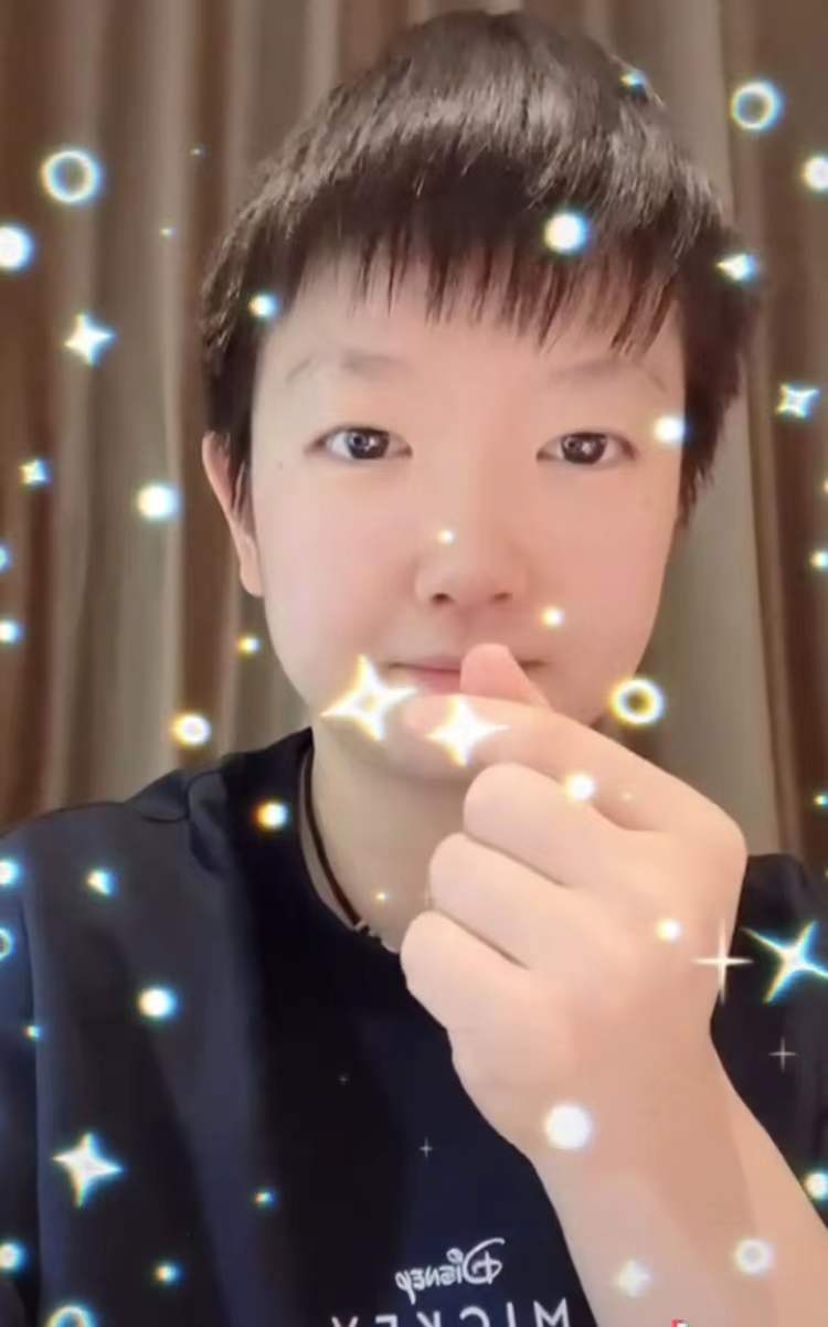 孙颖莎|孙颖莎隔离后首次露面，伸手比心！王楚钦扫地锻炼，“美腿”抢镜