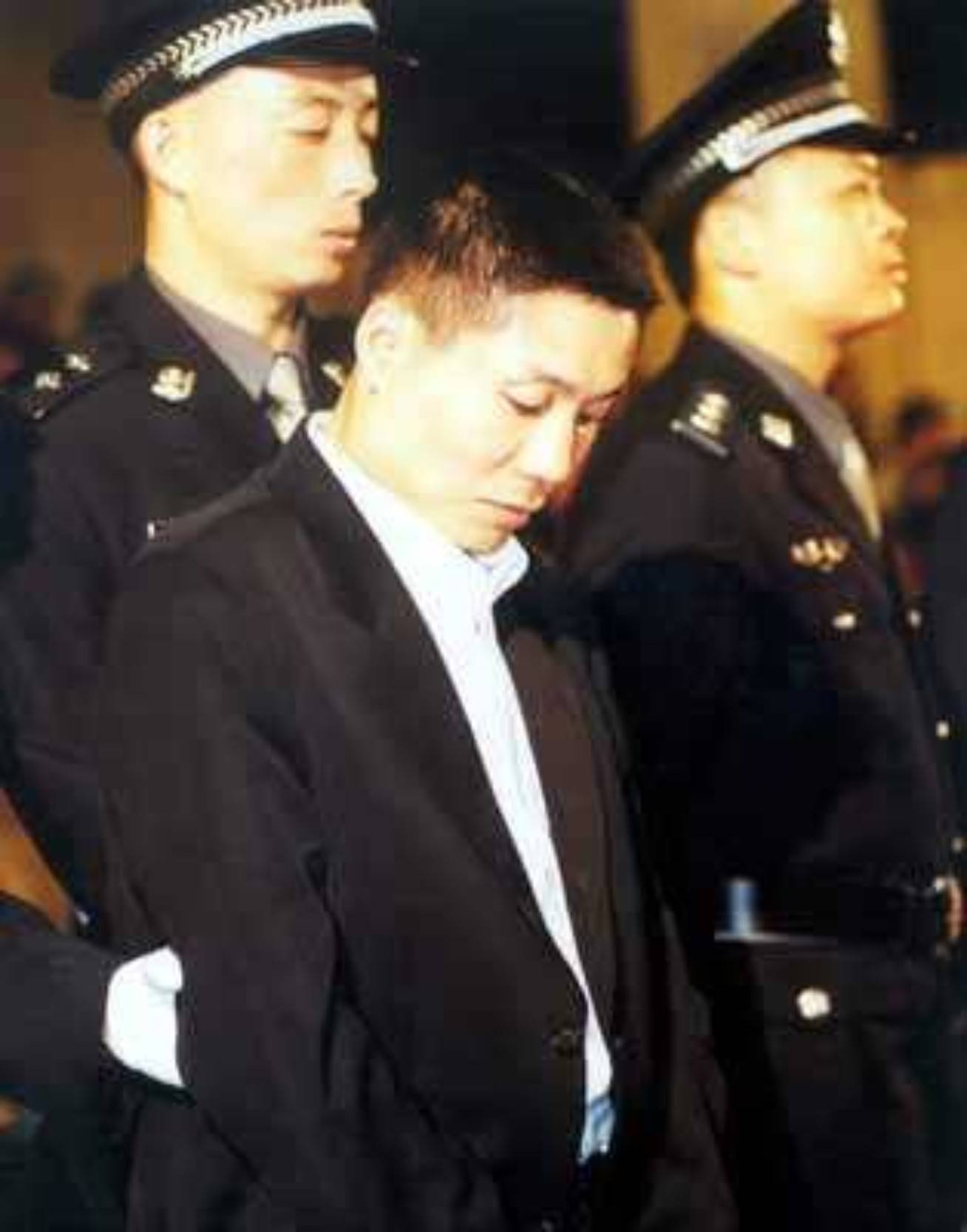 2000年湖南悍匪张君落网,宣判后,他对两个儿子说了这样一段话_歹徒