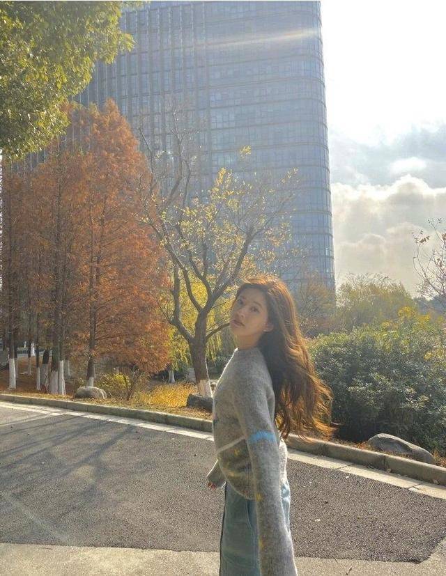 黑色 赵露思气质太清纯！烟灰色毛衣搭配牛仔裙温柔淑女，甜美俏皮