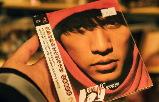 接下来大家也都知道了，2000年，周杰伦第一张专辑《jay》出世，震惊了但是
