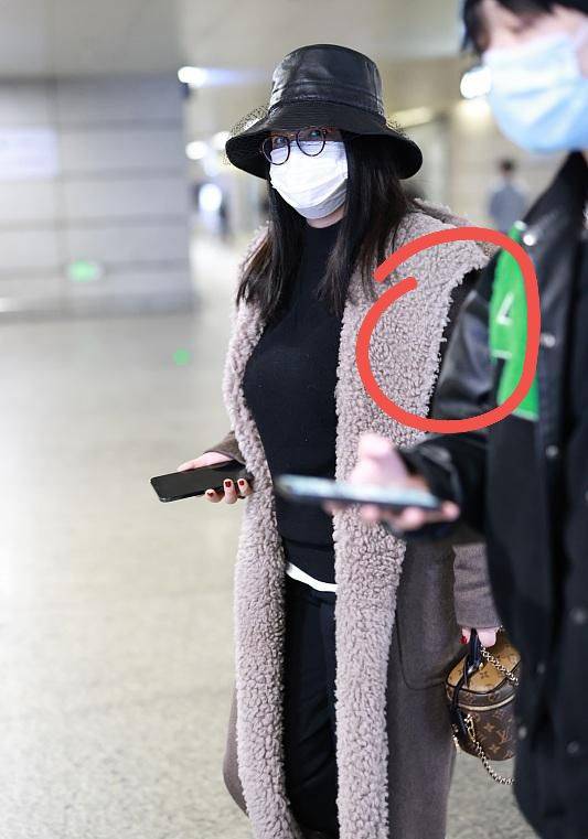 卫衣 李湘富婆人设终于翻车，卫衣“起球”还在穿，羊羔毛大衣还掉毛