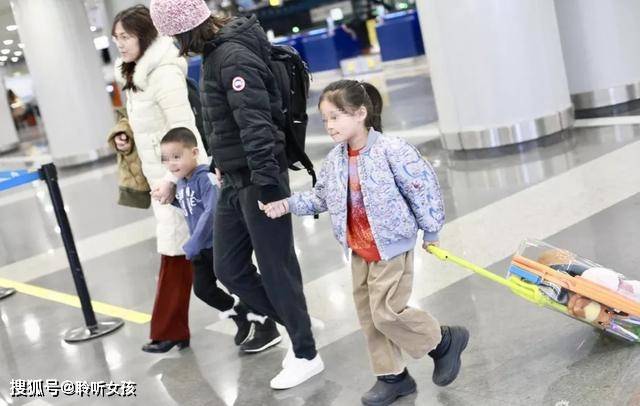 双肩包梅婷携儿女走机场，44岁留齐刘海似少女，6岁女儿穿阔腿裤超有范