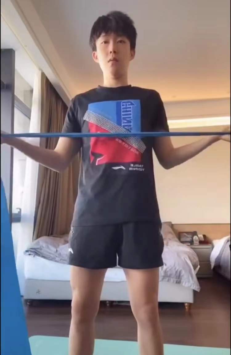 孙颖莎|孙颖莎隔离后首次露面，伸手比心！王楚钦扫地锻炼，“美腿”抢镜
