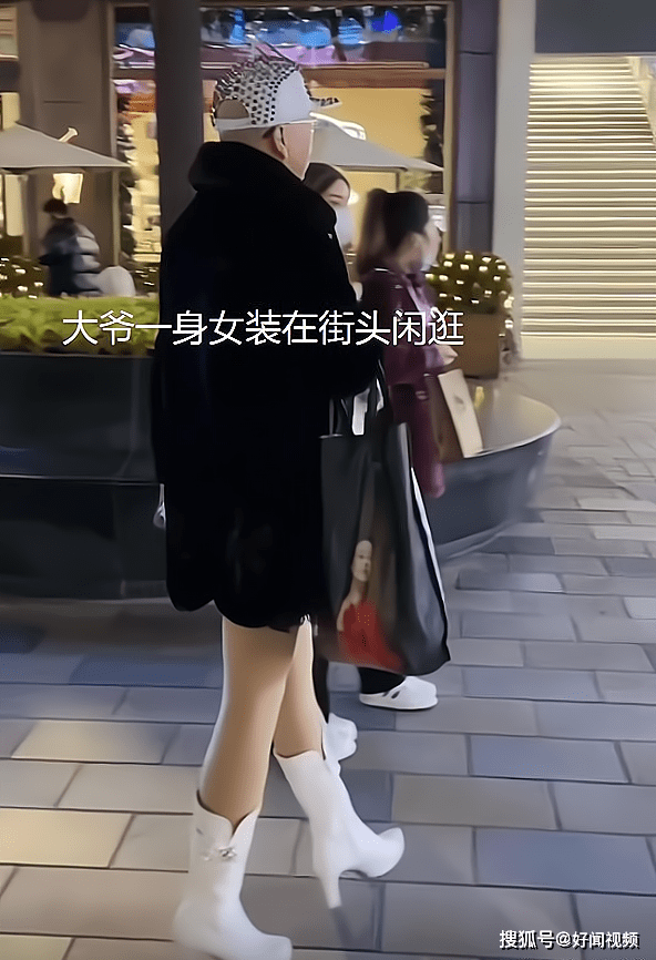 女子 重庆：大爷穿裤袜逛街，姿势妖娆看呆妹子：一米大长腿