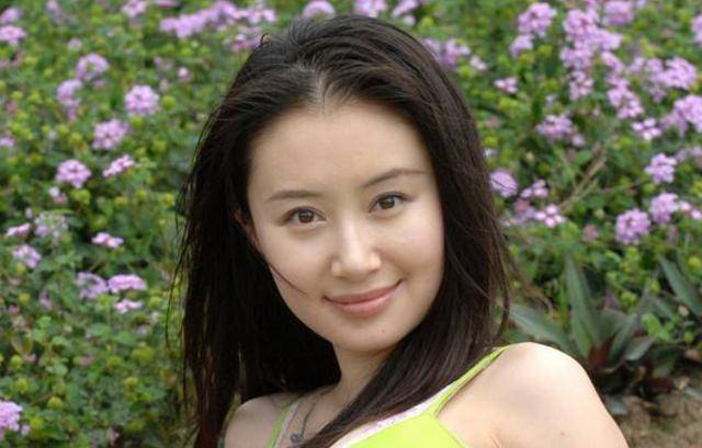 舒畅5岁的时候就开始拍戏,后来还出了歌曲专辑,小时候的她容貌楚楚动