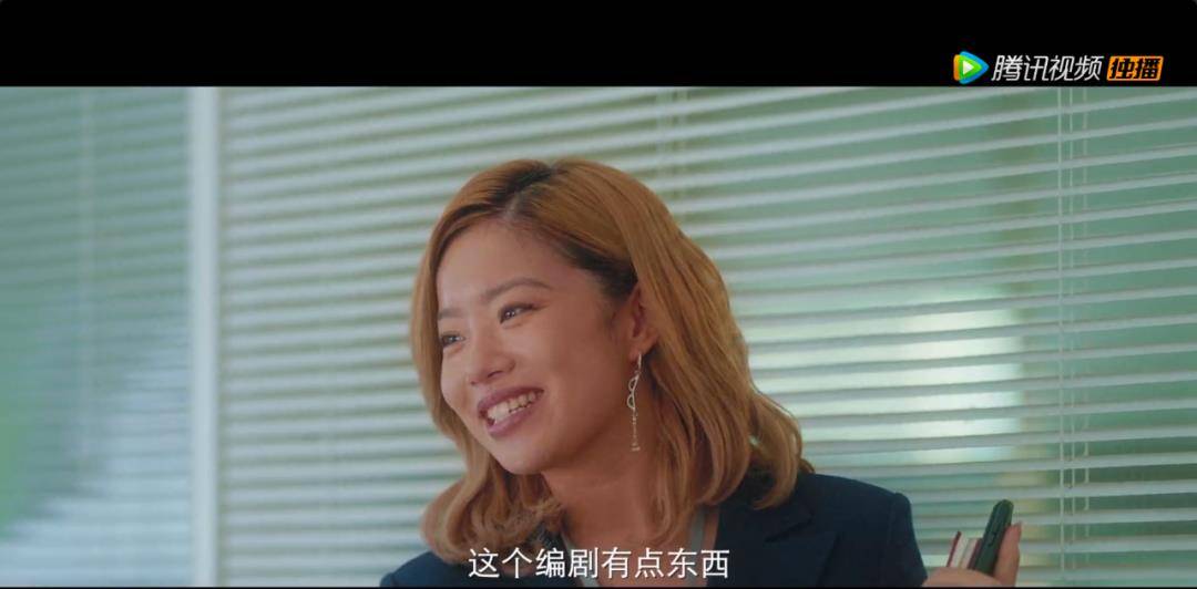 角色|一脚踩进蹲便池的女高管，五星好评