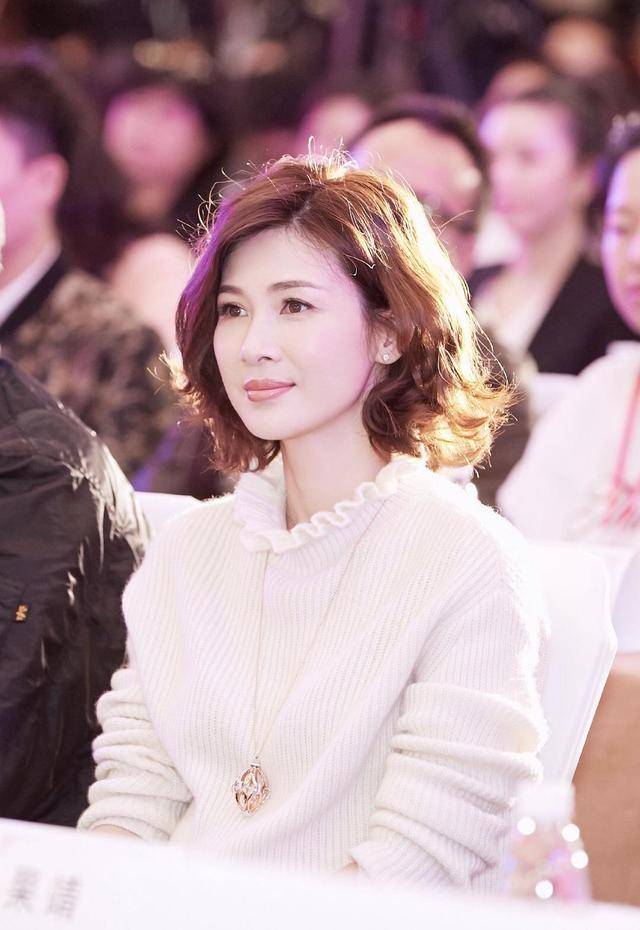 显得 童蕾气质好优雅！米白色针织衫搭配黑色半身裙简约大气，优雅知性