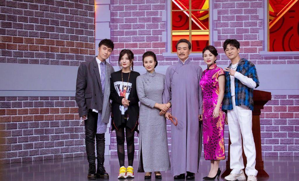 链条 王琳也太爱美了,51岁穿金属链条裙赴宴会不惧冷,曲线成熟真窈窕