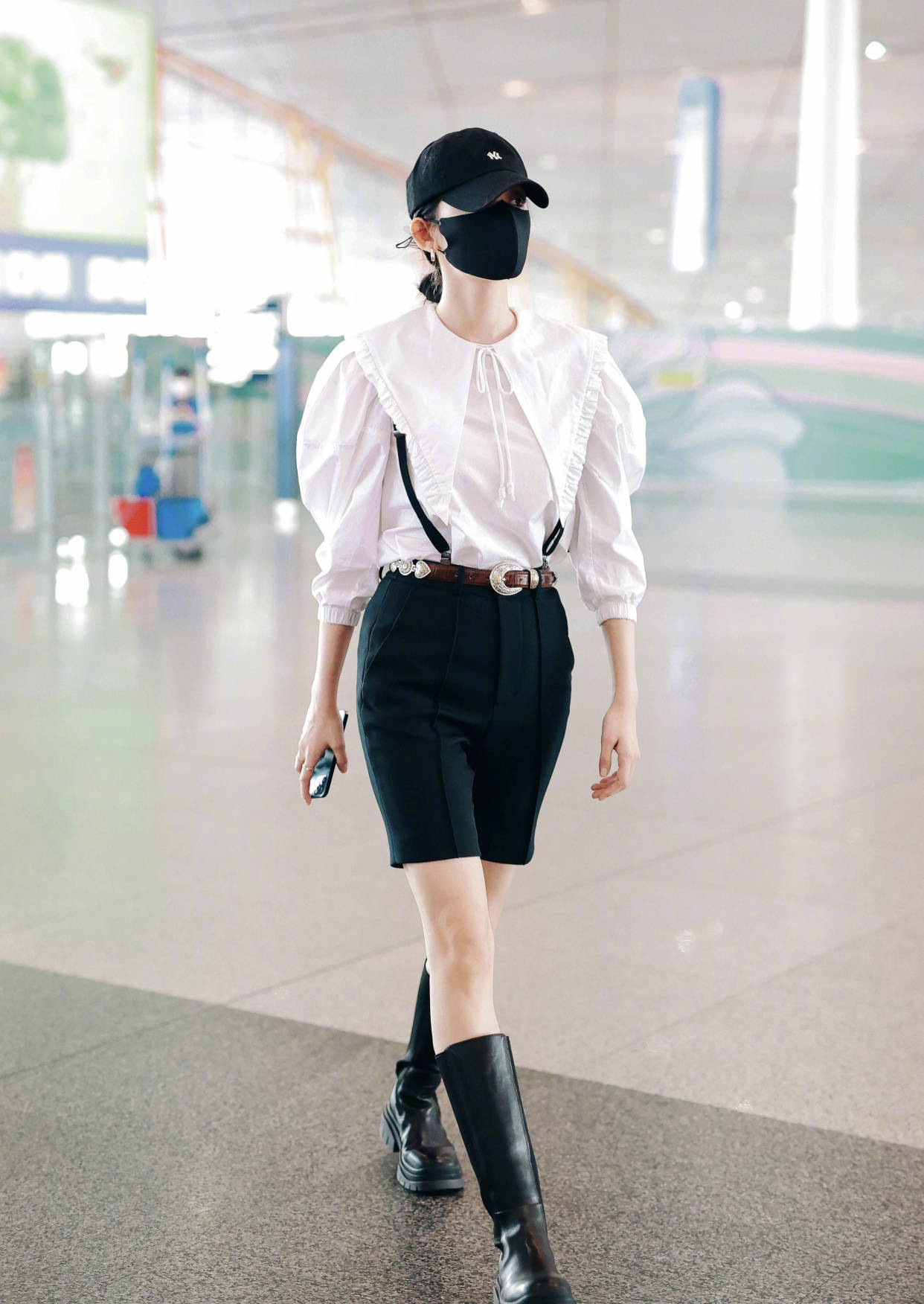 杀手锏 娜扎穿骑士靴霸气走机场，久违露面清新又时尚，大长腿成杀手锏