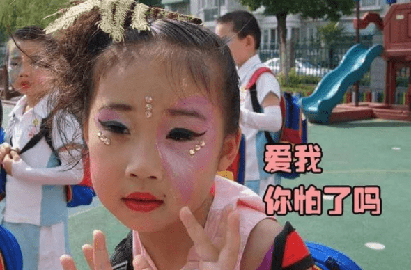 发型|幼儿园女宝因“发型别致”火了，两个老师一边录像，一边哈哈大笑