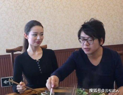 个性 吉娜堪称人间芭比，同款针织衫秀身材穿一年也不腻，普通人不敢穿