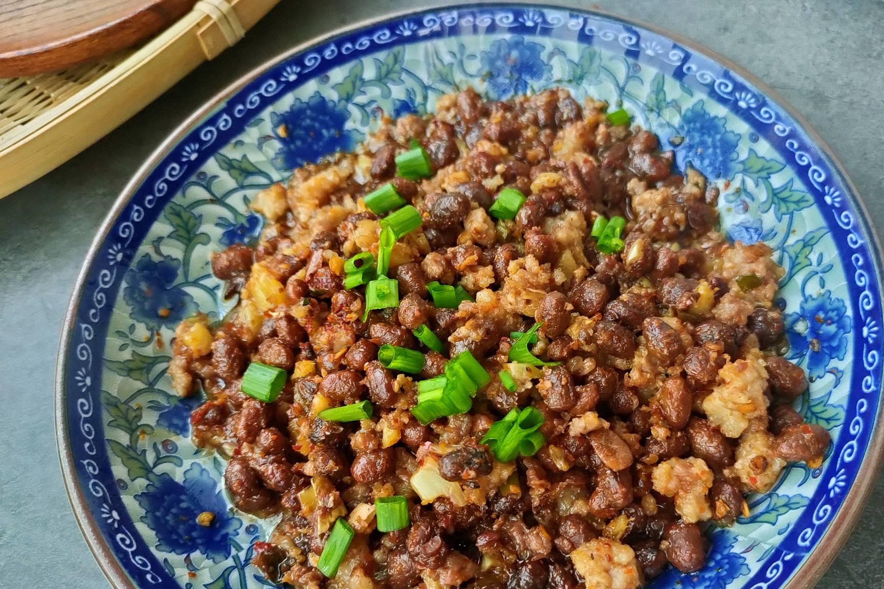 美食|湖南冬季才能见到这菜，简单一蒸，香漂满屋，吃了30多年也没吃腻