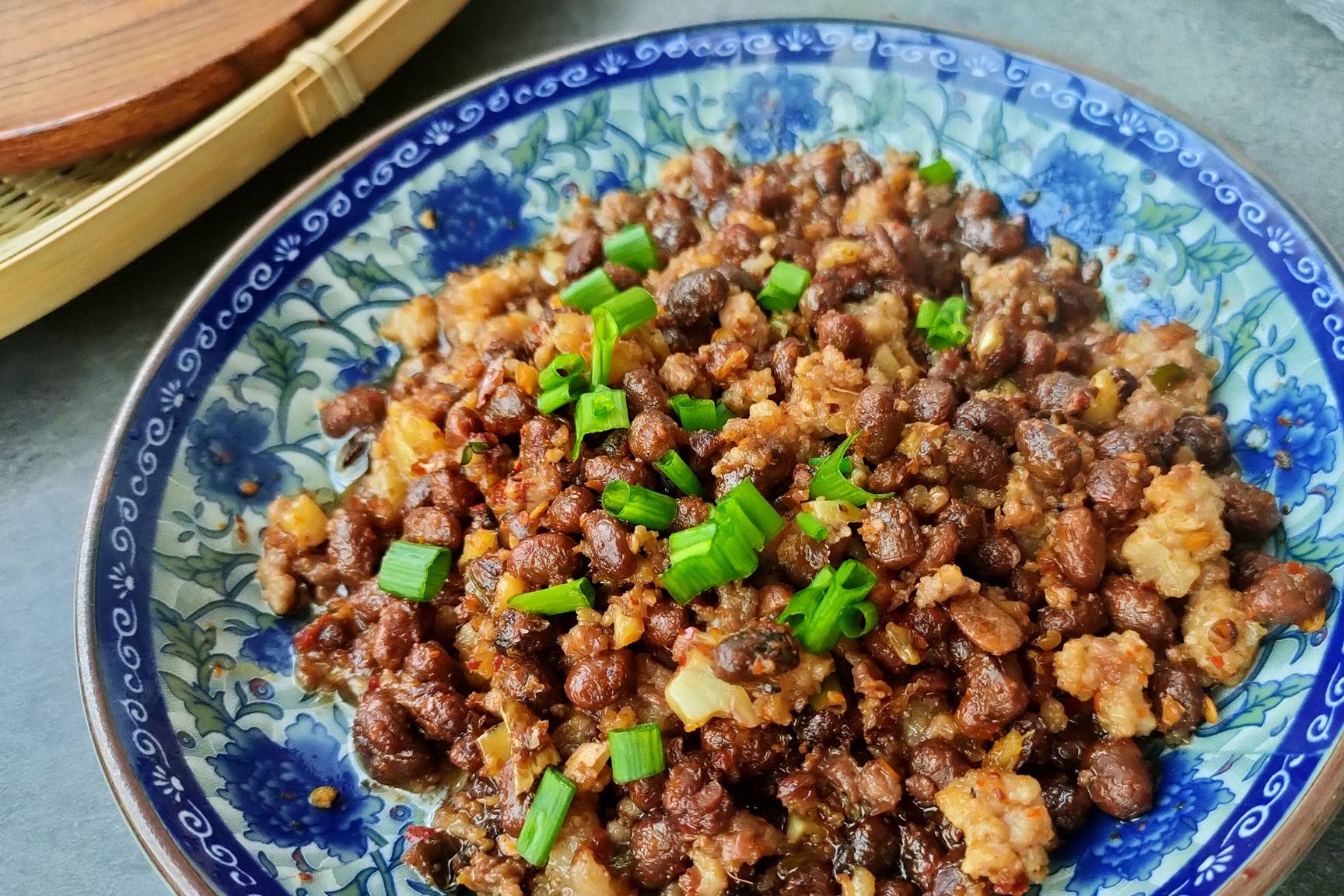 美食|湖南冬季才能见到这菜,简单一蒸,香漂满屋,吃了30多年也没吃腻