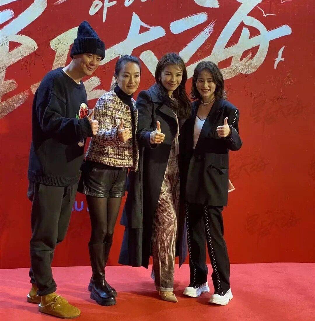 显得刘涛在台下被拍，穿裙子露腿冻得瑟瑟发抖，暗光下不漂亮身材壮！