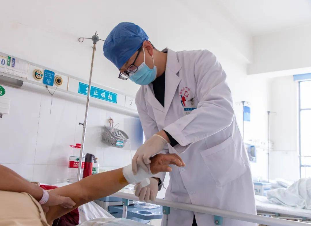 骨伤科手足病区苏俊檩主治医师在为薛先生换药术中操作半个月前,薛