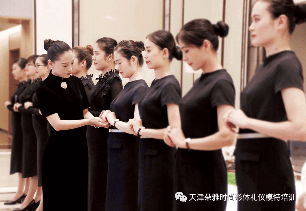 礼仪天津朵雅时尚培训学校---形体礼仪-每位女孩子的必修课