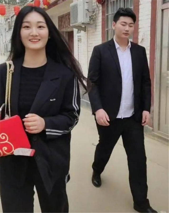 大衣哥回家面对妻儿3人,内心是很无力的,家庭教育有