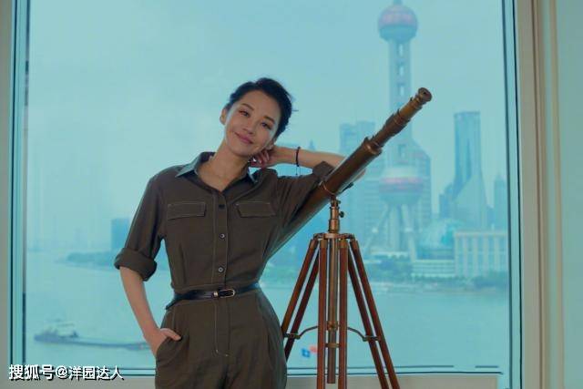 连体 许晴终于换风格,穿工装风连体裤又酷又美,配骆驼趾恨天高看不懂