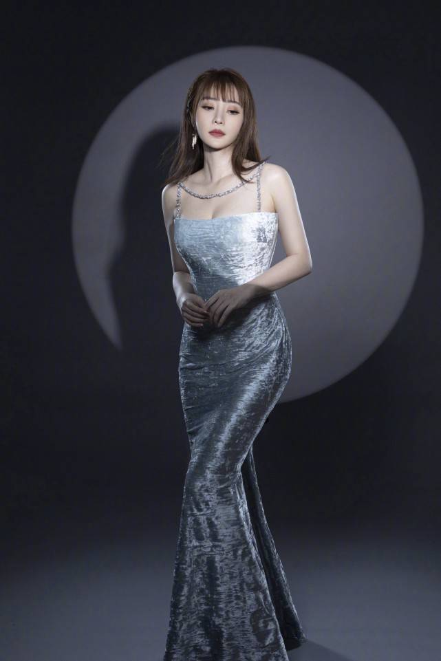 脖颈 39岁的柳岩不一般！浪漫大波浪配紧身裙，凹凸曲线太吸睛