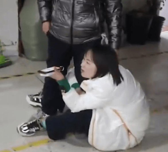 关系|30岁侄女见50岁小叔,抱住大腿不撒手,小叔无奈的表情逗乐网友