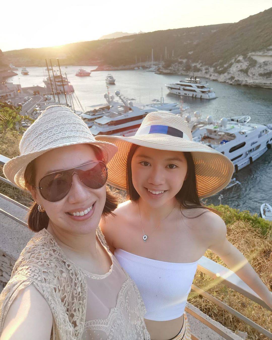 甄子丹夫妇夹击献吻幼子,14岁甄济嘉身高超爸爸,外婆穿短裤长靴