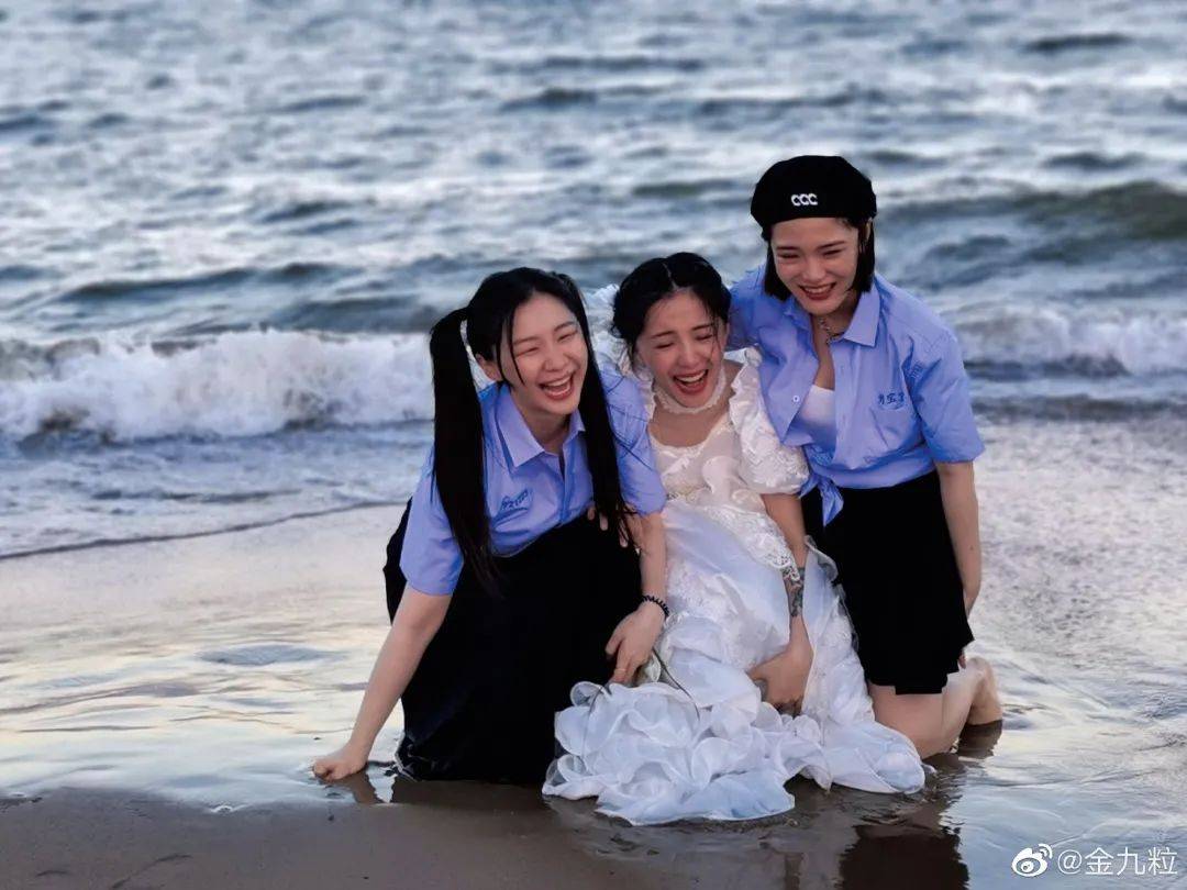 图中从左到右为金靖,于奥,刘胜瑛对,"支撑",这是