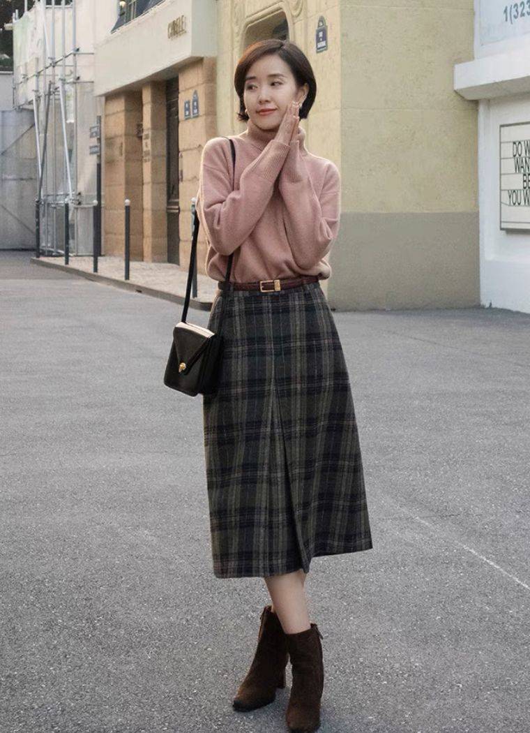毛衣 40岁女人别刻意扮嫩,学70后博主穿“格纹裙+毛衣”,优雅又减龄