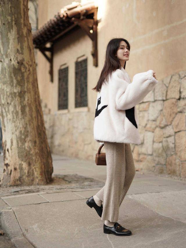 设计 小姐姐“毛绒绒”外套好温馨，外套保暖还时髦，2021的流行款?