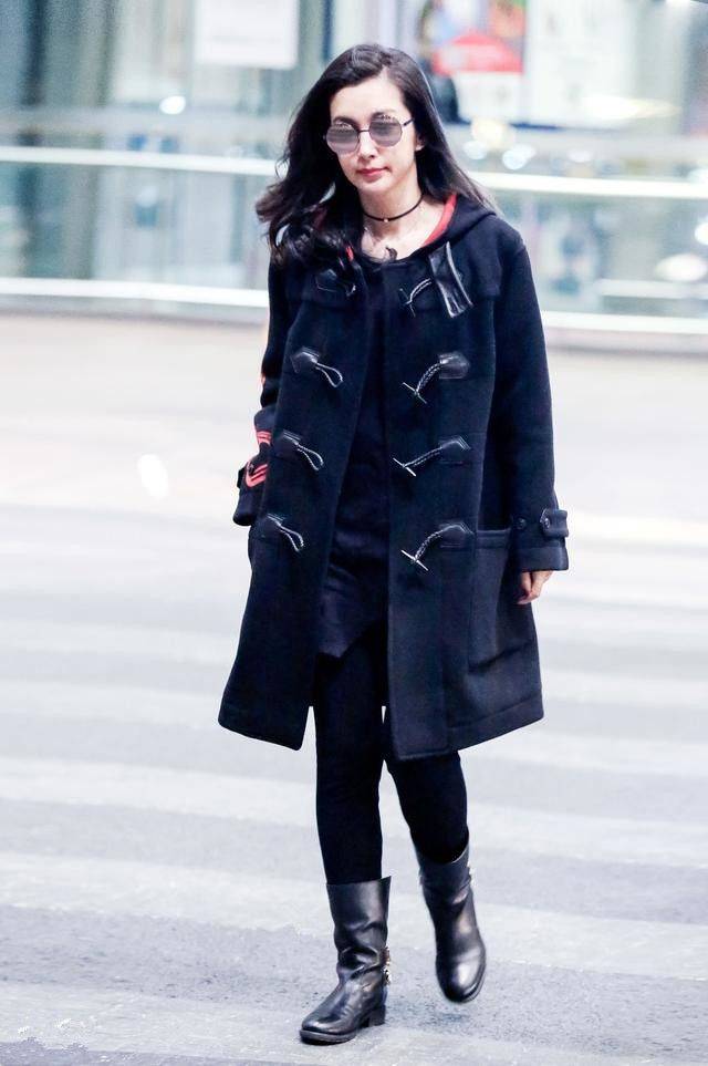 仙女李冰冰穿紧身裙身材是好，但离开美颜修图，穿普通衣服就是大妈！