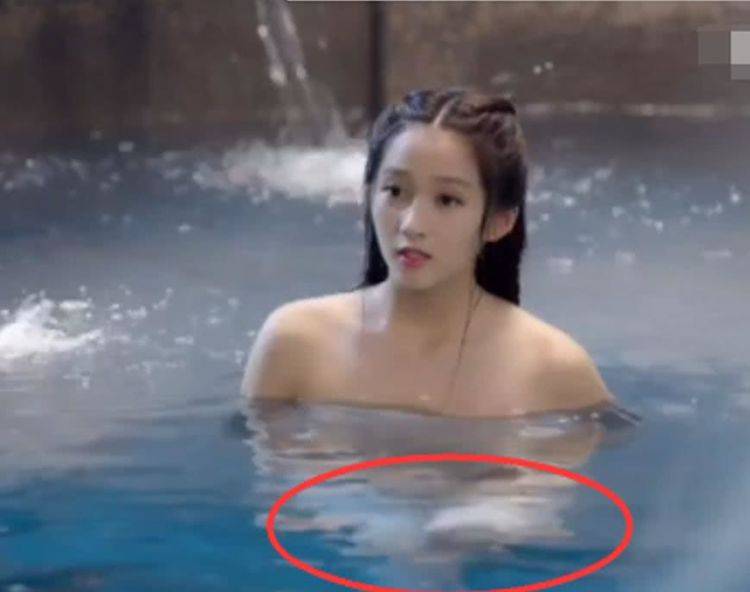 笑到胃疼的穿帮镜头,济公吃香肠忍了,关晓彤洗澡水里露了啥?