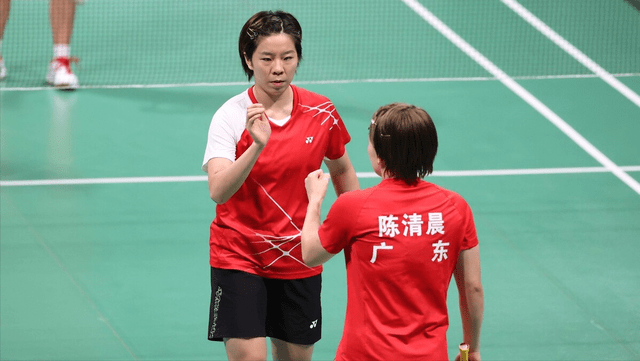 女单|2:0！凡尘组合狂轰21-4横扫对手，何冰娇轻松过关，小花保送晋级