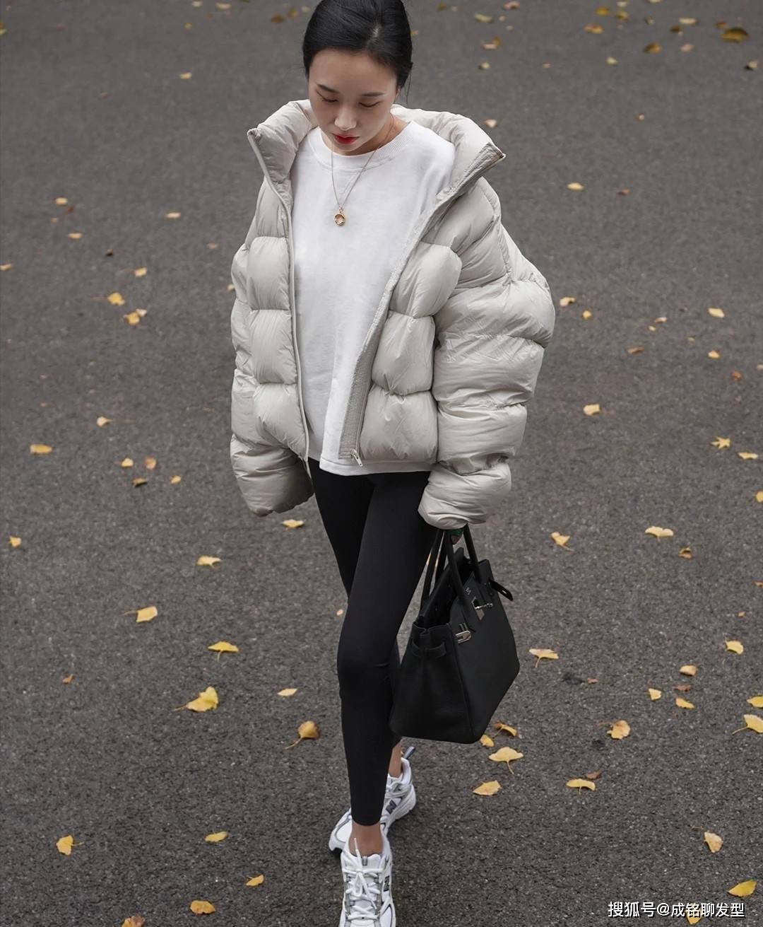 颜色 这才是最适合冬天的打扮，羽绒服+长裤保暖又舒服，时尚又好看