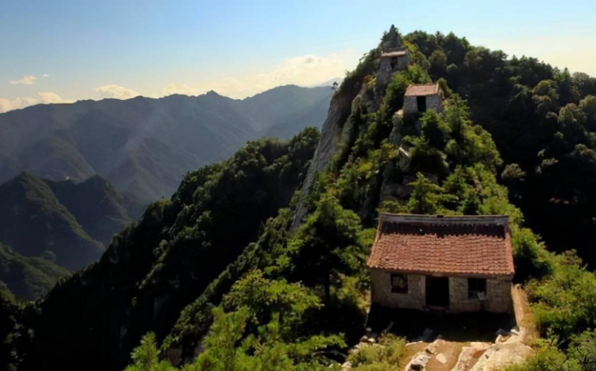 西安一万斤铁庙屹立2300米山尖四周都是悬崖一般人不敢参拜