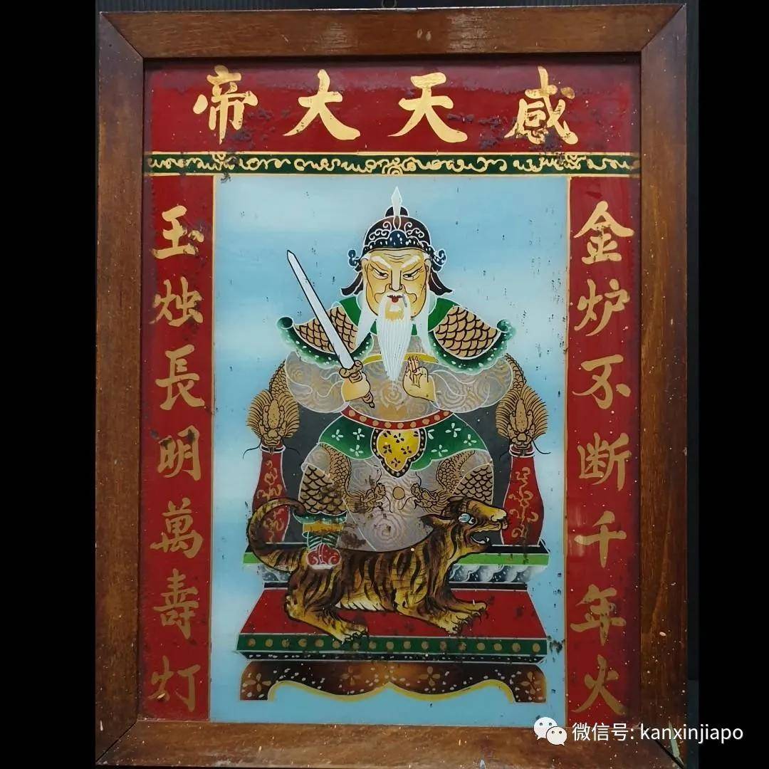 感天大帝神像,造型是白须,持剑,骑虎的雄姿.现在来说说感天大帝.