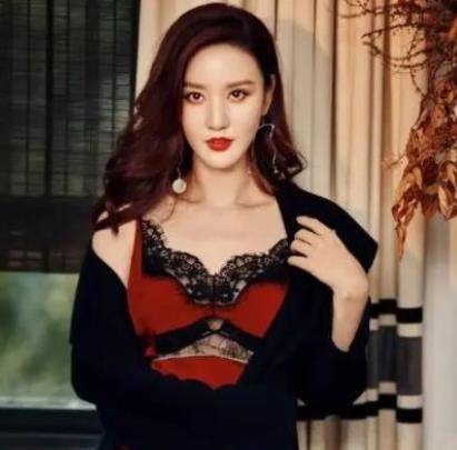 身材 40岁女星张萌太性感！穿低胸礼服显丰满身材，皮肤白皙涂大红唇