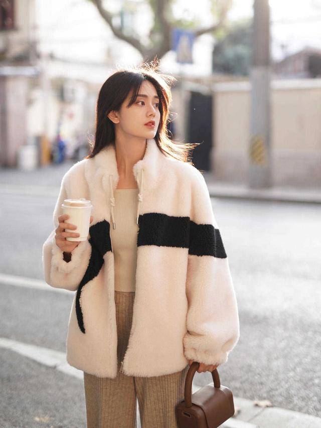 设计 小姐姐“毛绒绒”外套好温馨,外套保暖还时髦,2021的流行款?