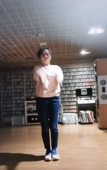 显得刘玉翠老得不真实，腿P的又长又细，镜子里却是五五身材粗短腿！