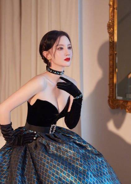 身材 40岁女星张萌太性感！穿低胸礼服显丰满身材，皮肤白皙涂大红唇