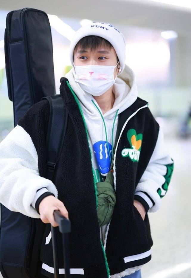 冬日生活打卡季#王勉最新机场私服分享,王勉身着黑色和白色拼接款的