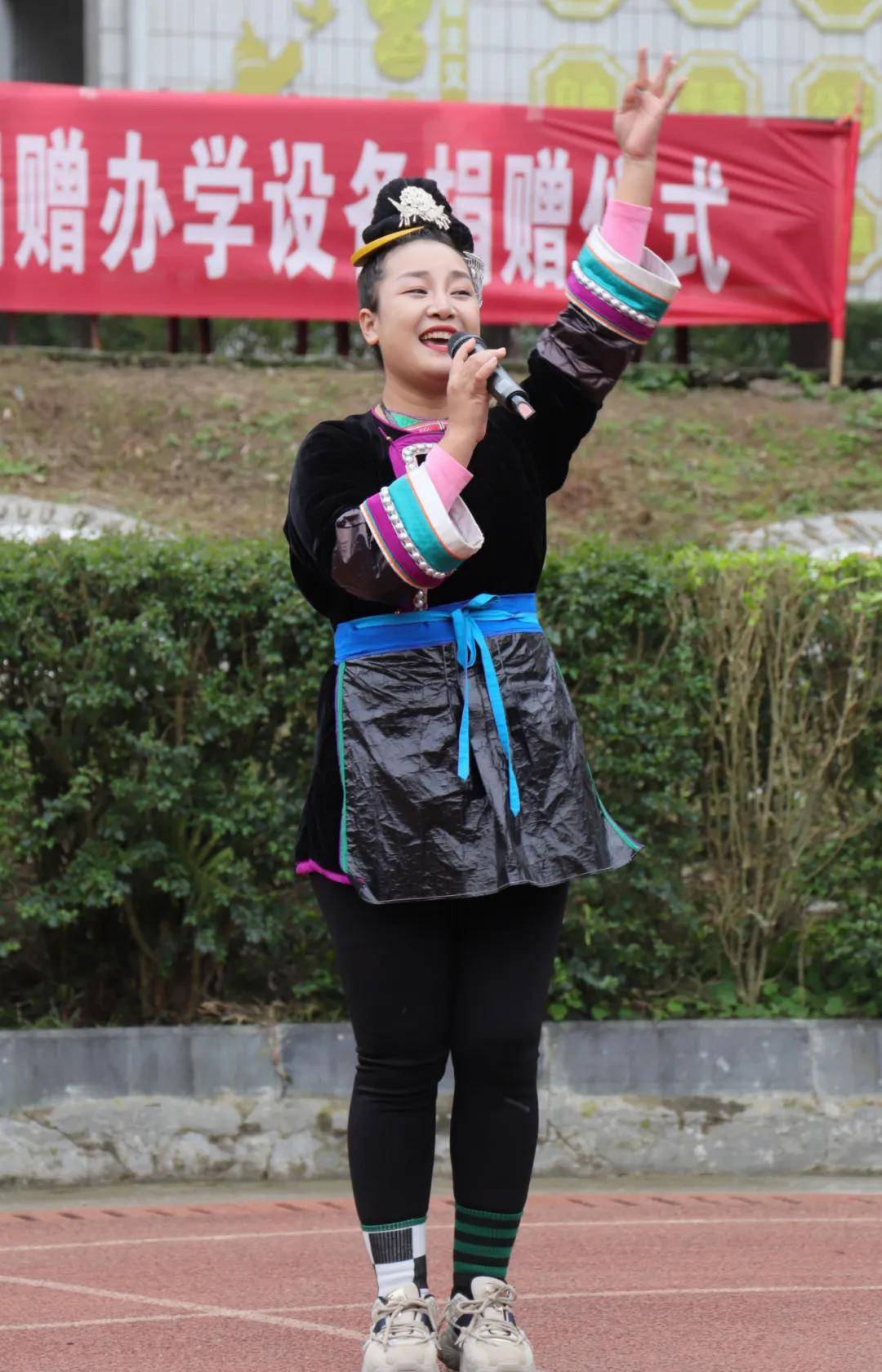 节目《天下侗家年》:侗族青年歌手-何娟,动听的歌声,让现场师生感受到