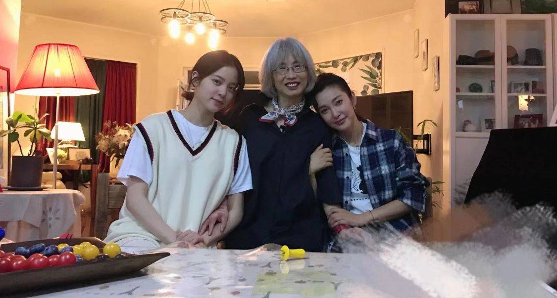 仙女李冰冰穿紧身裙身材是好，但离开美颜修图，穿普通衣服就是大妈！